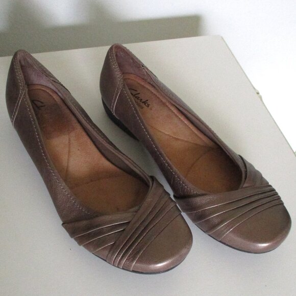 Clarks bendables Womens Bronze Leather Flat Loafer - Size 10M - Picture 1 of 9